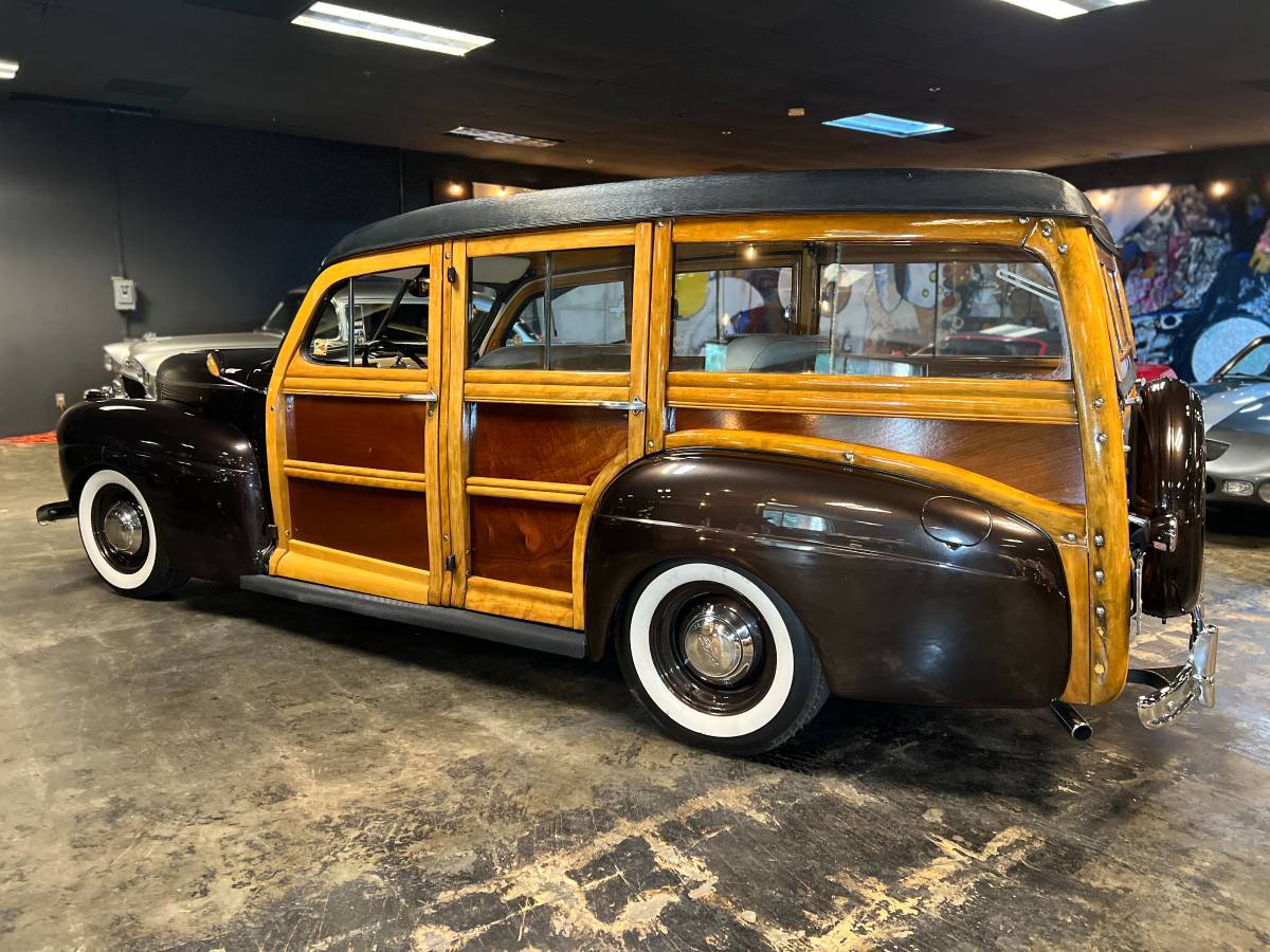 Ford-super-deluxe-woody-1941-brown-3