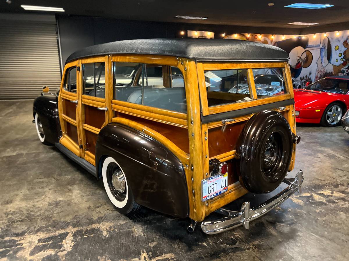 Ford-super-deluxe-woody-1941-brown-4