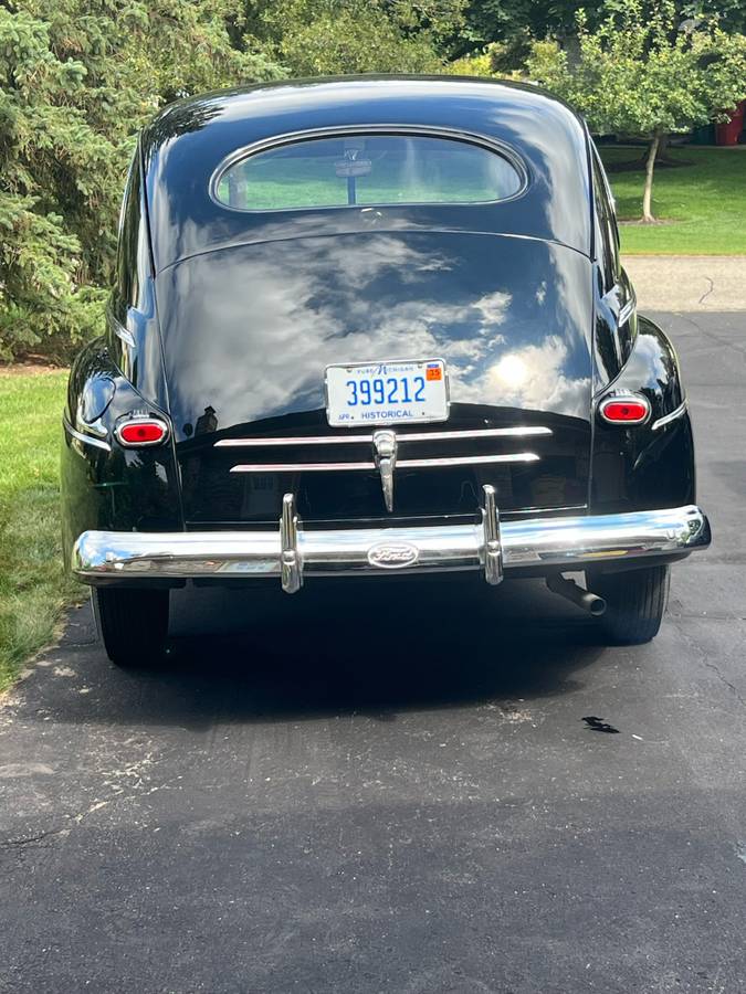 Ford-two-door-sedan-super-deluxe-1946-black-4