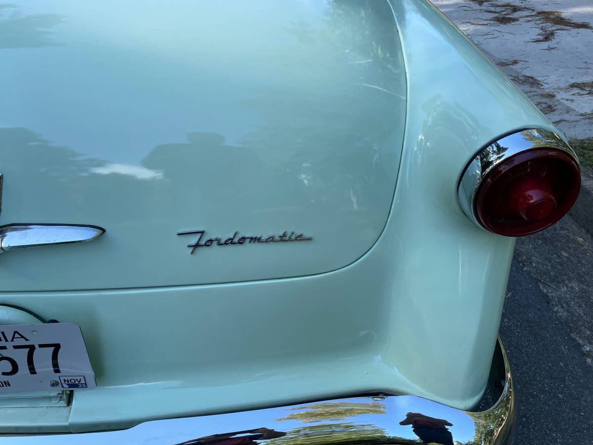 Ford-victoria-crestline-1953-green-12