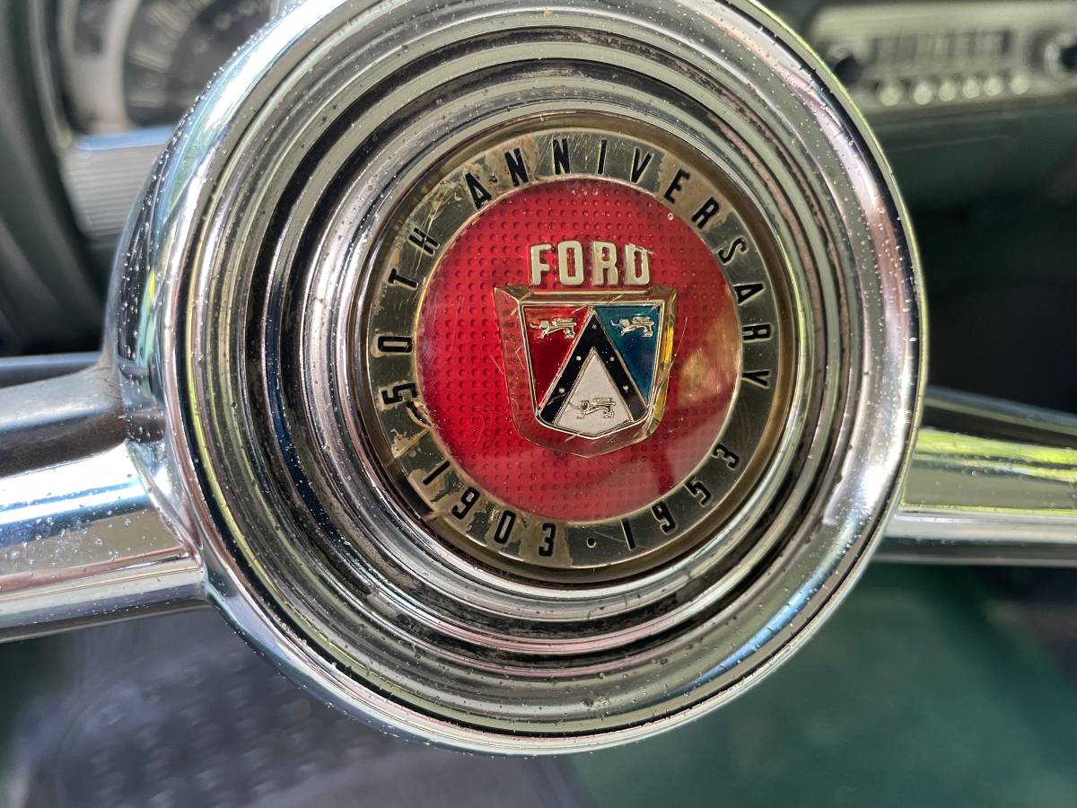 Ford-victoria-crestline-1953-green-13