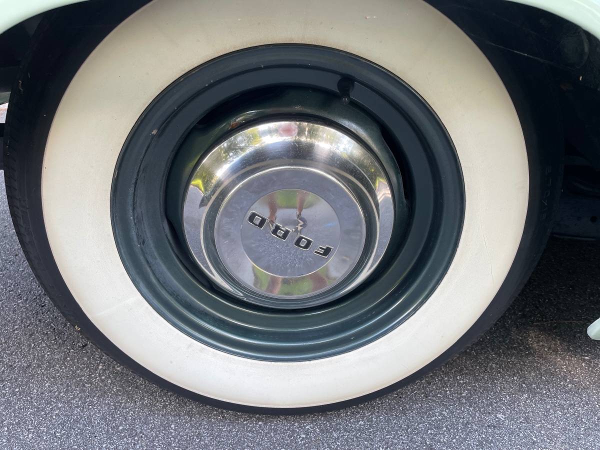 Ford-victoria-crestline-1953-green-14