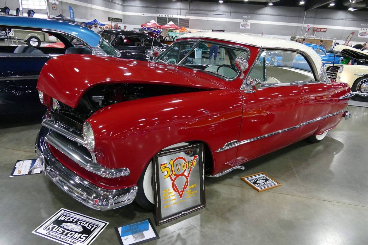 Ford-victoria-custom-shoebox-1951-red