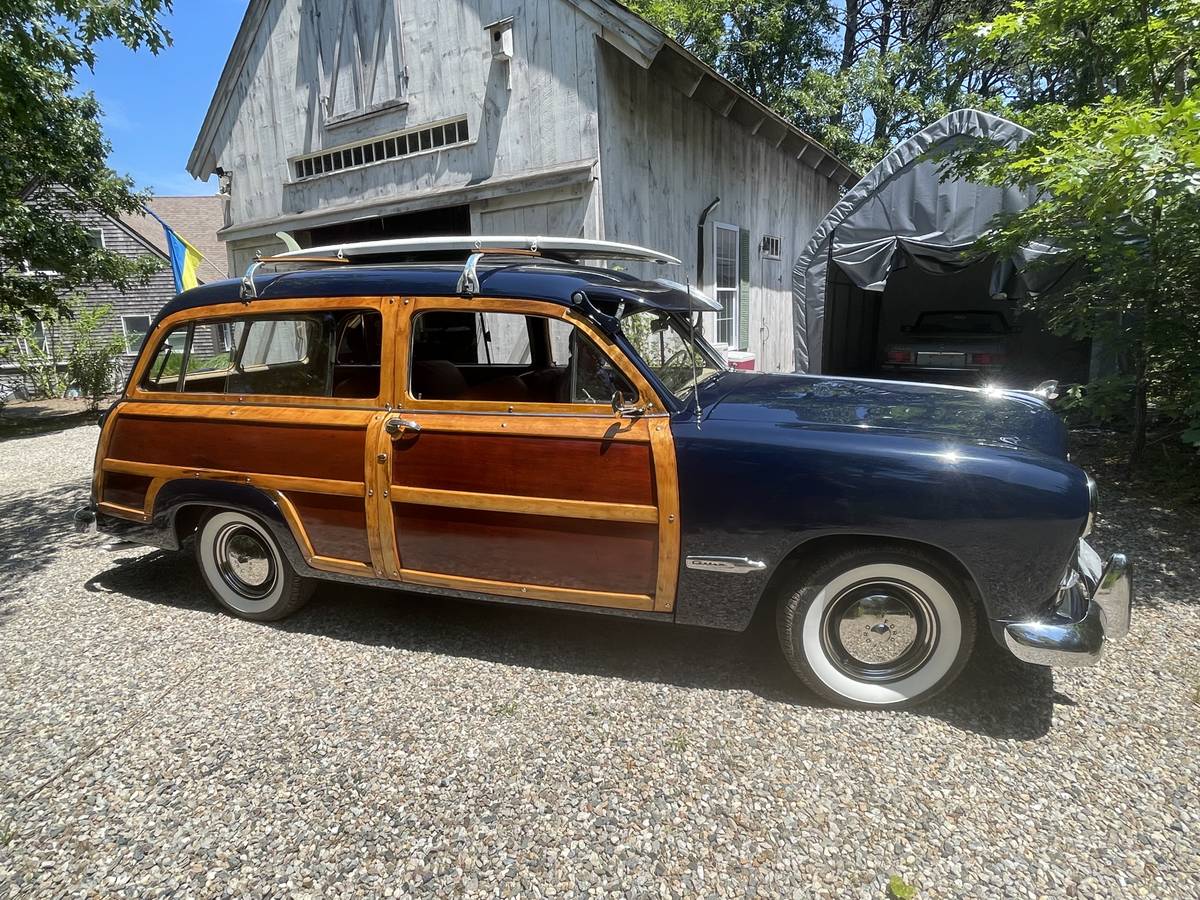 Ford-woodie-custom-wagon-1949-blue
