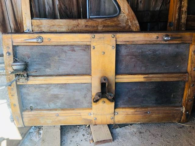 Ford-woodie-wagon-1946-4