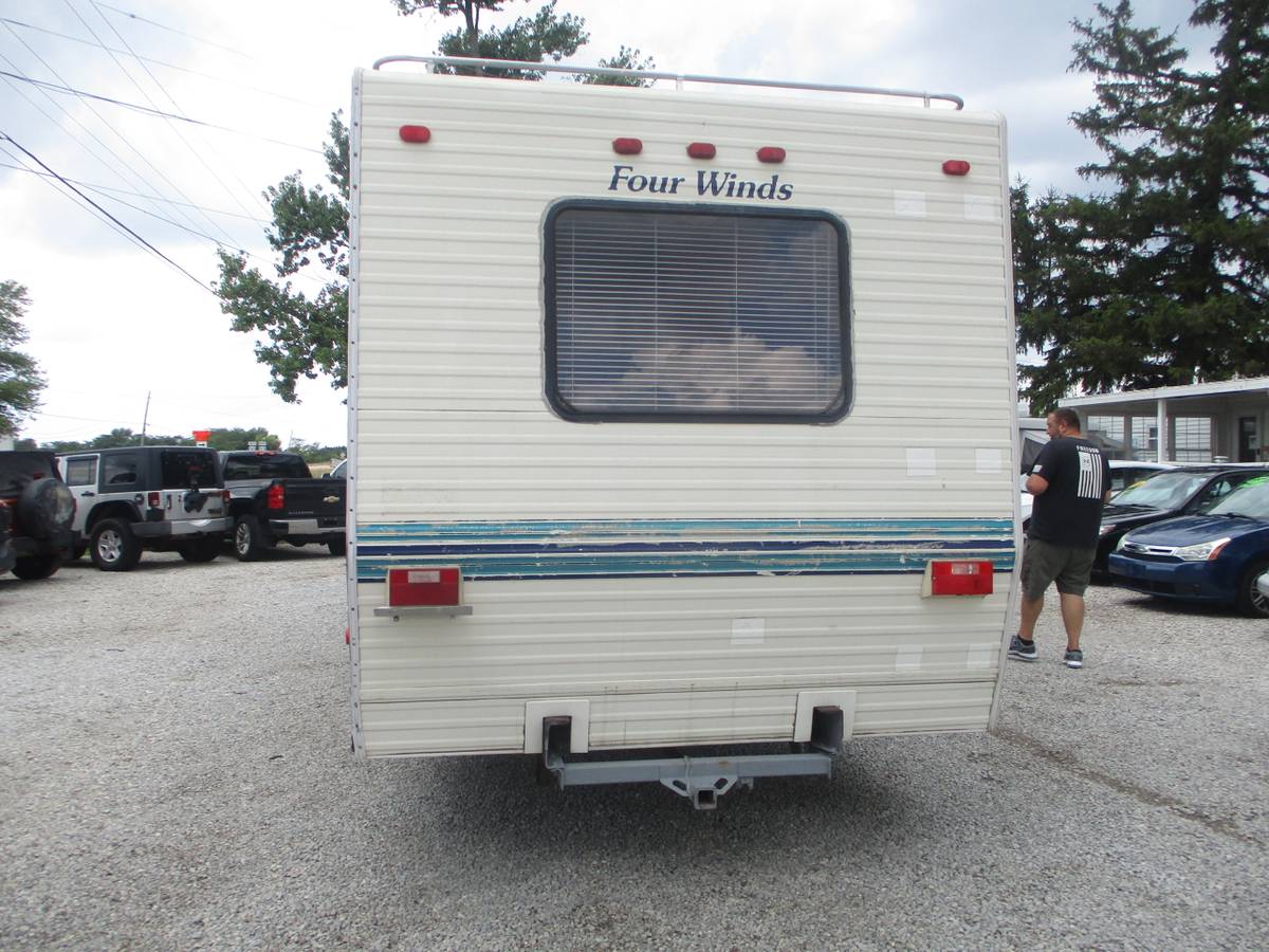 Four-winns-motor-home-1992-white-3