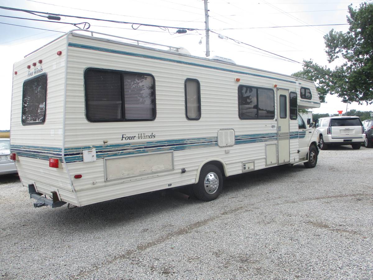 Four-winns-motor-home-1992-white-4