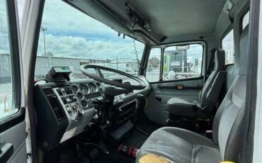 Freightliner-fl70-diesel-1995-white-1