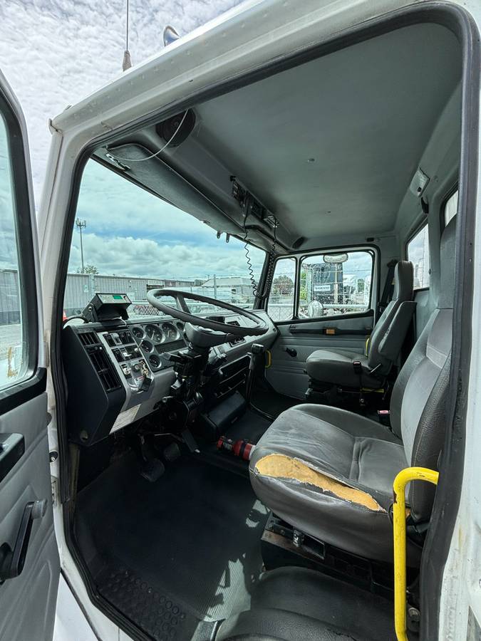 Freightliner-fl70-diesel-1995-white-1