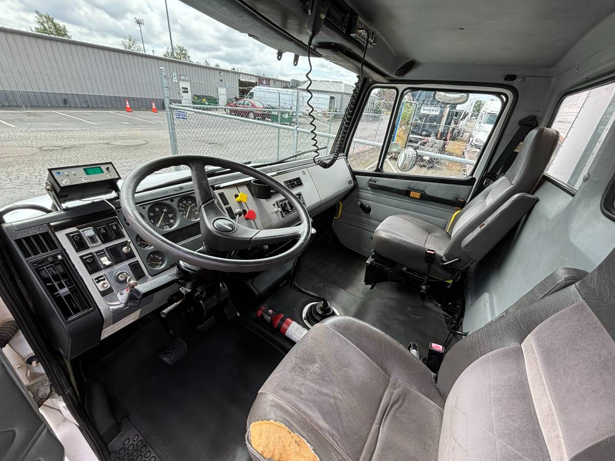 Freightliner-fl70-diesel-1995-white-2