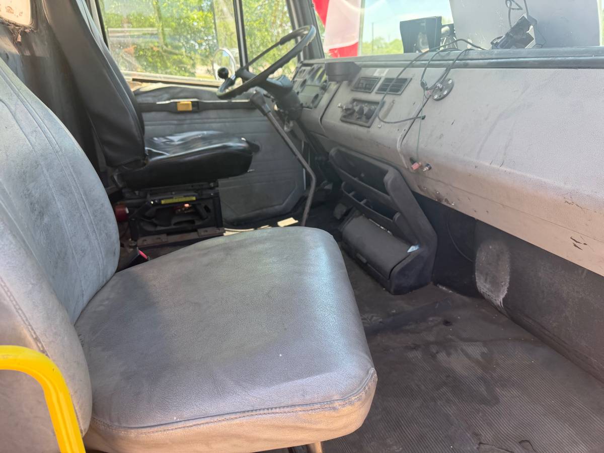 Freightliner-fl70-diesel-1995-white-2