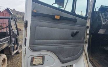 Freightliner-fl70-diesel-1995-white-4