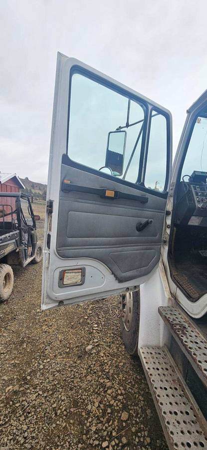Freightliner-fl70-diesel-1995-white-4