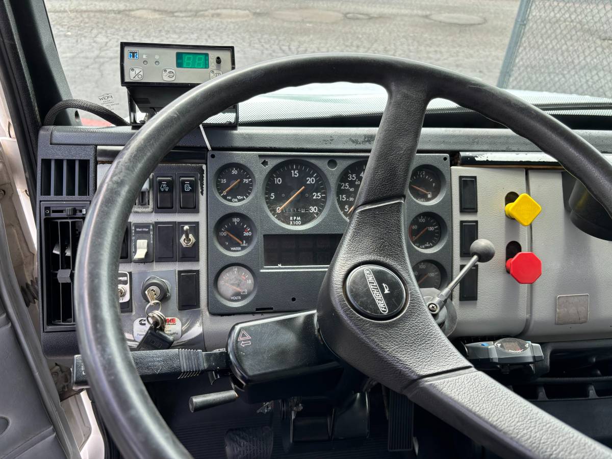 Freightliner-fl70-diesel-1995-white-5