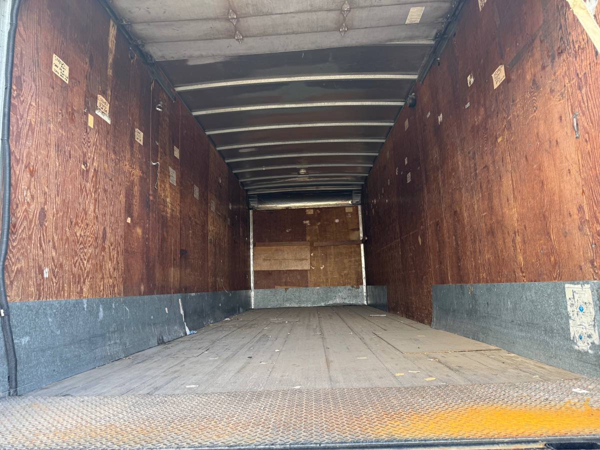 Freightliner-fl70-diesel-1995-white-5