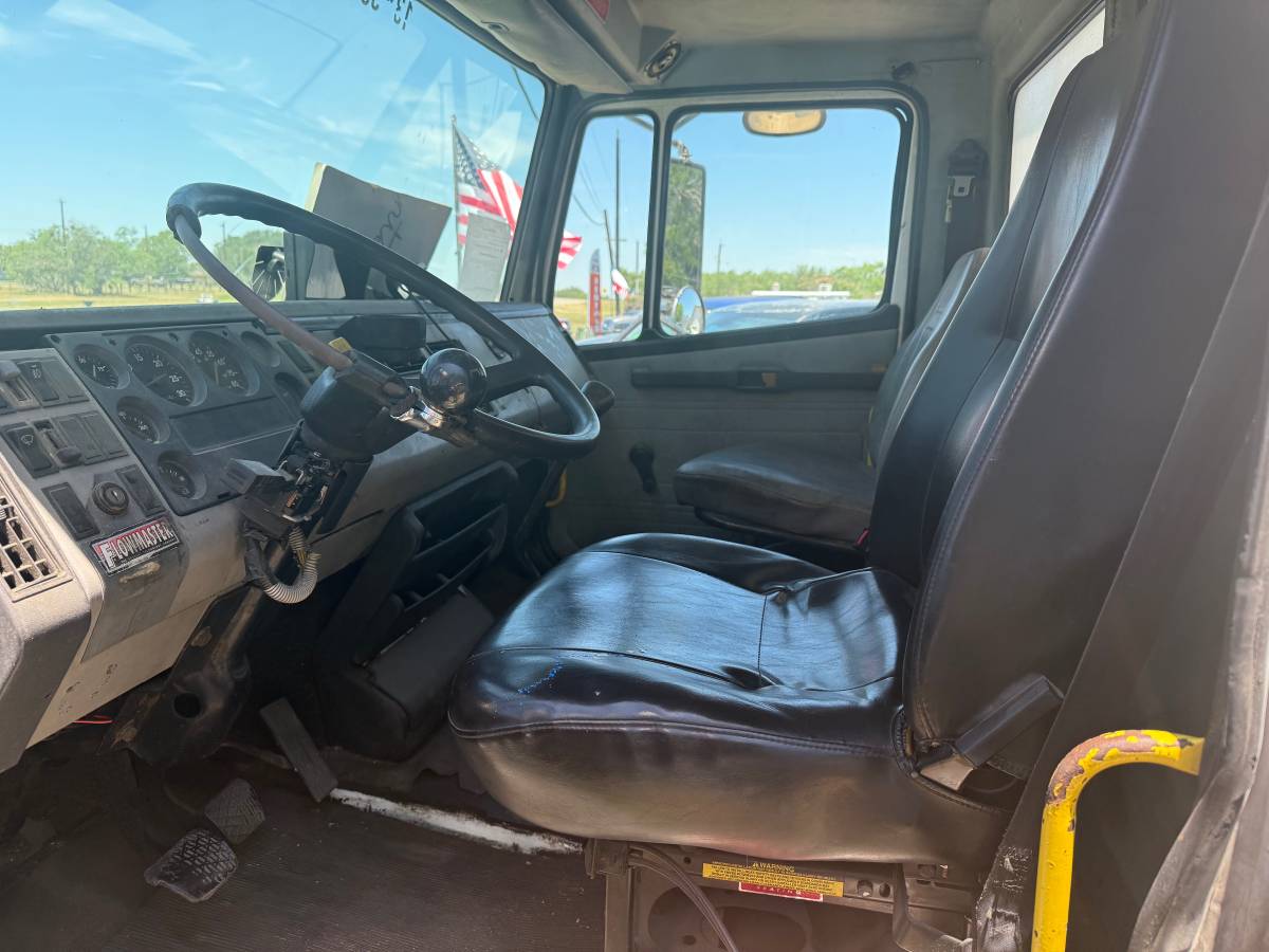 Freightliner-fl70-diesel-1995-white-6