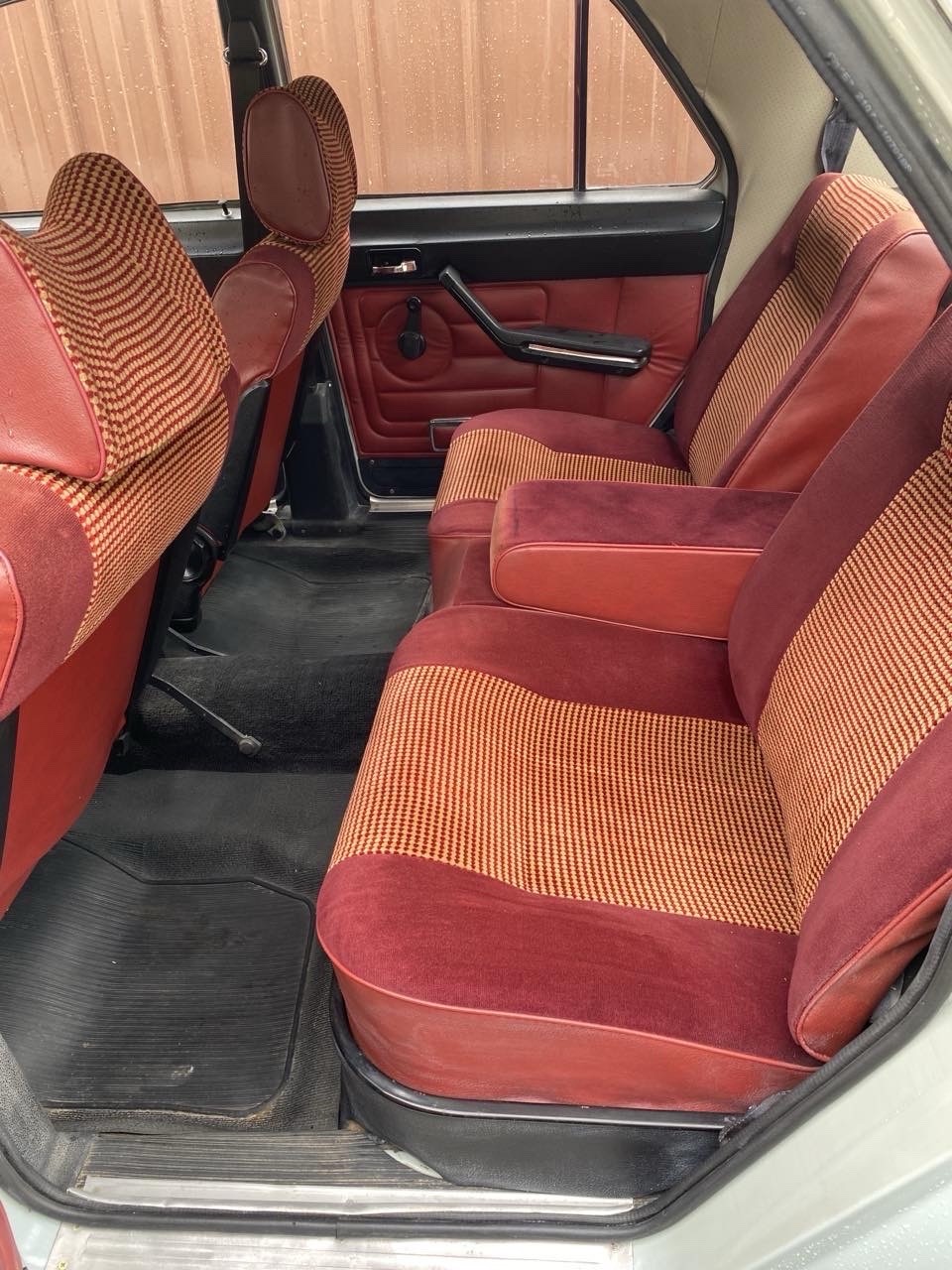 GAZ-24-Volga-1987-8