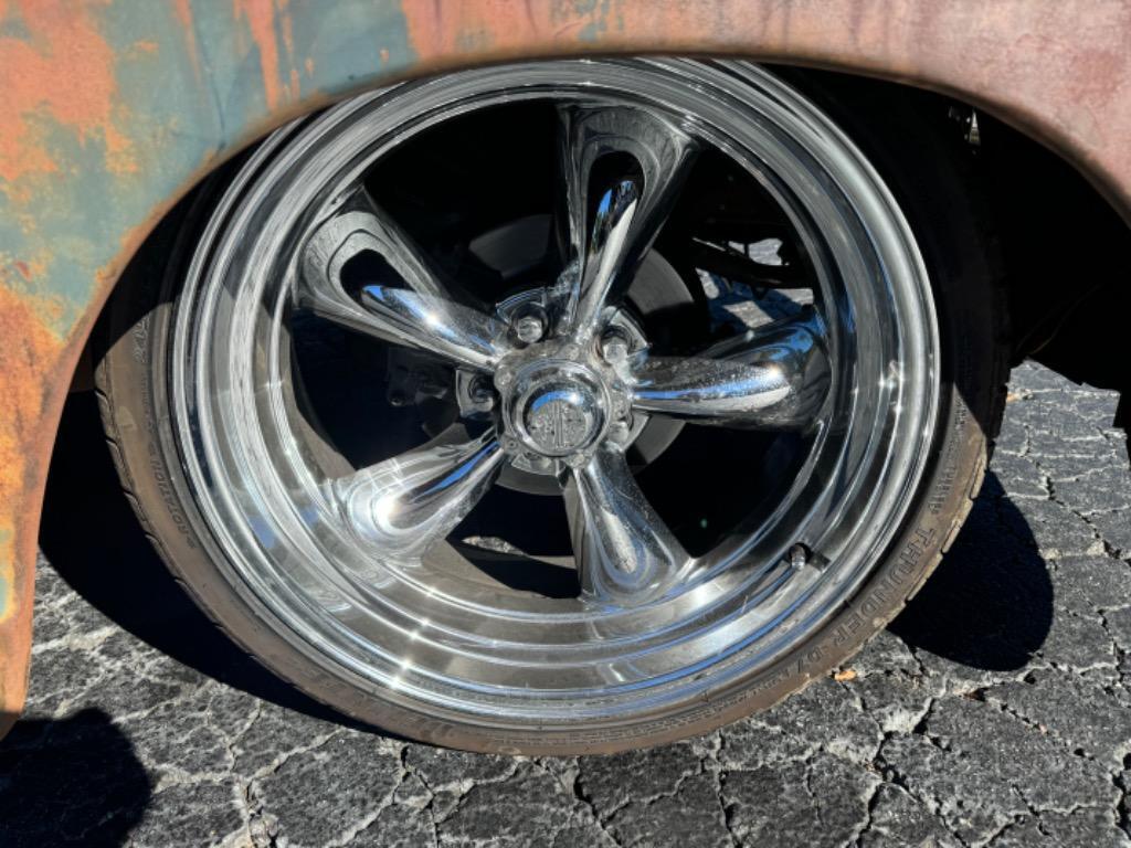 GMC-Pickup-resto-mod-frame-off-build-patina-1950-16