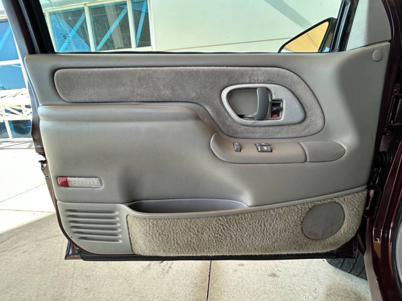 GMC-Sierra-1500-1995-Pickup-Truck-21