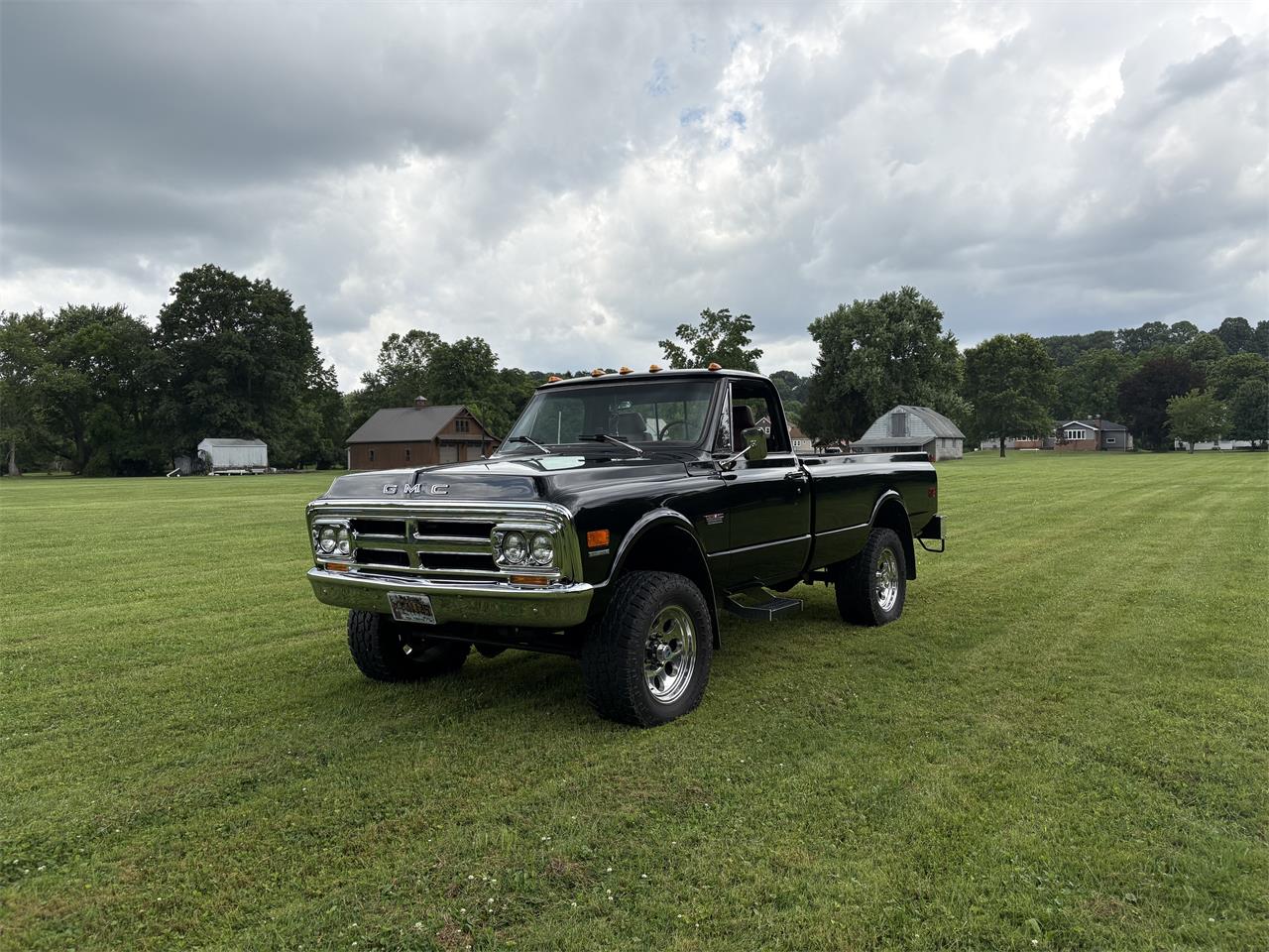 Gmc-2500-1970-Black-Firethorn-red-1