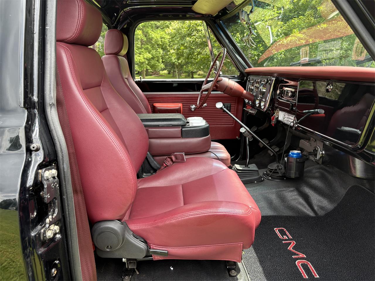 Gmc-2500-1970-Black-Firethorn-red-10
