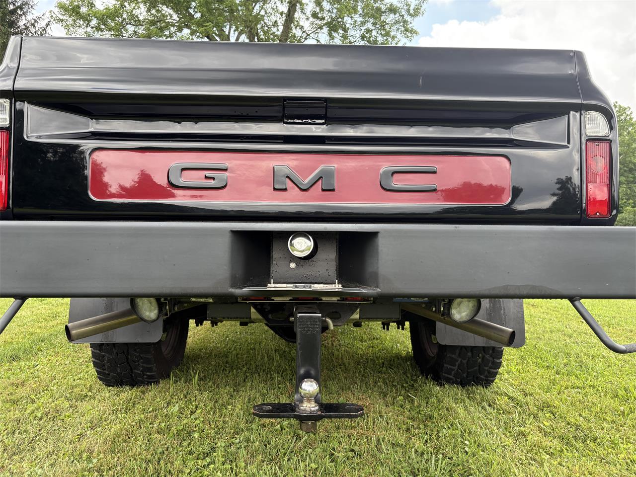 Gmc-2500-1970-Black-Firethorn-red-12