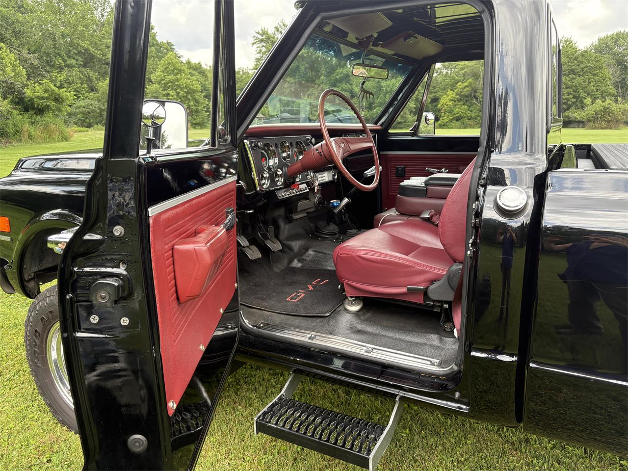 Gmc-2500-1970-Black-Firethorn-red-14