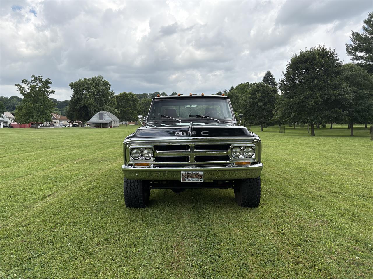 Gmc-2500-1970-Black-Firethorn-red-2