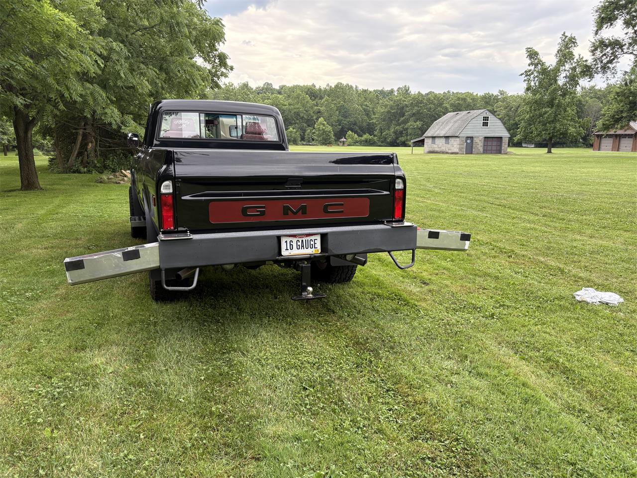 Gmc-2500-1970-Black-Firethorn-red-5