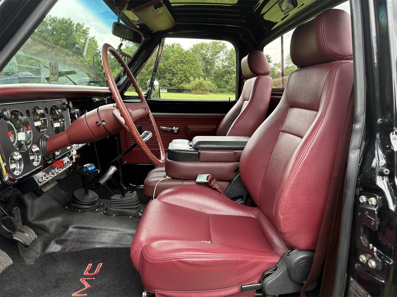 Gmc-2500-1970-Black-Firethorn-red-6