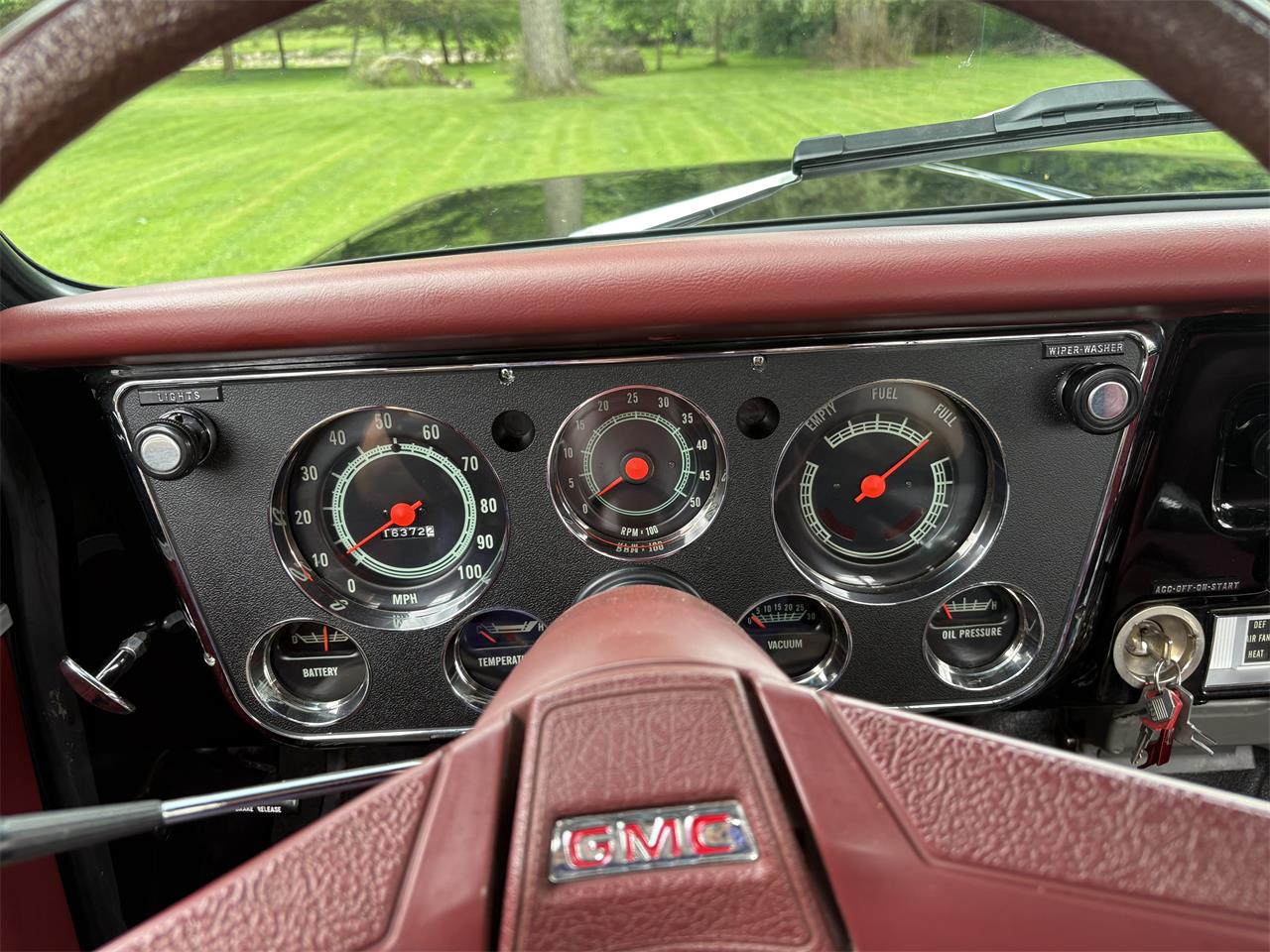 Gmc-2500-1970-Black-Firethorn-red-7
