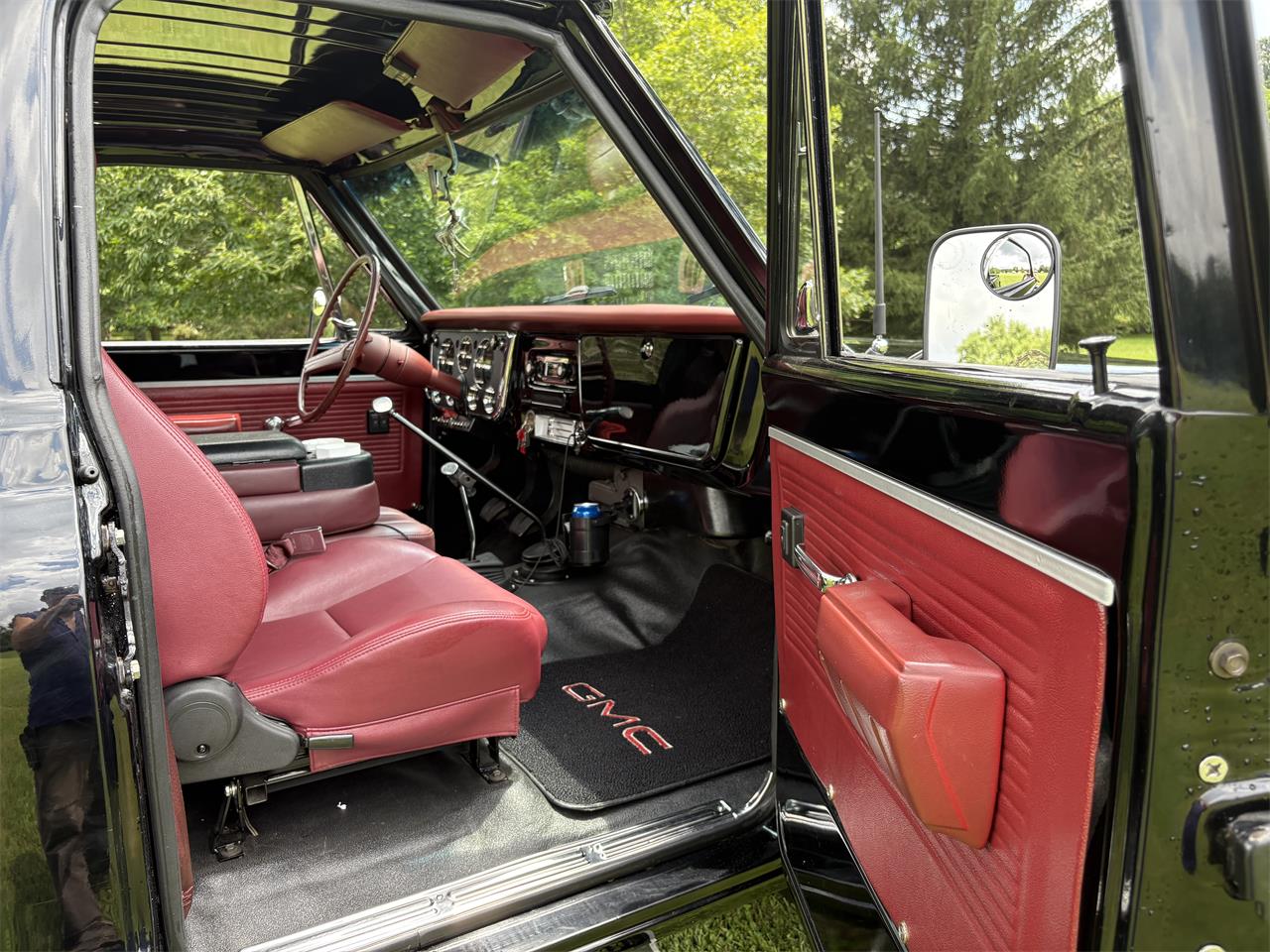 Gmc-2500-1970-Black-Firethorn-red-9