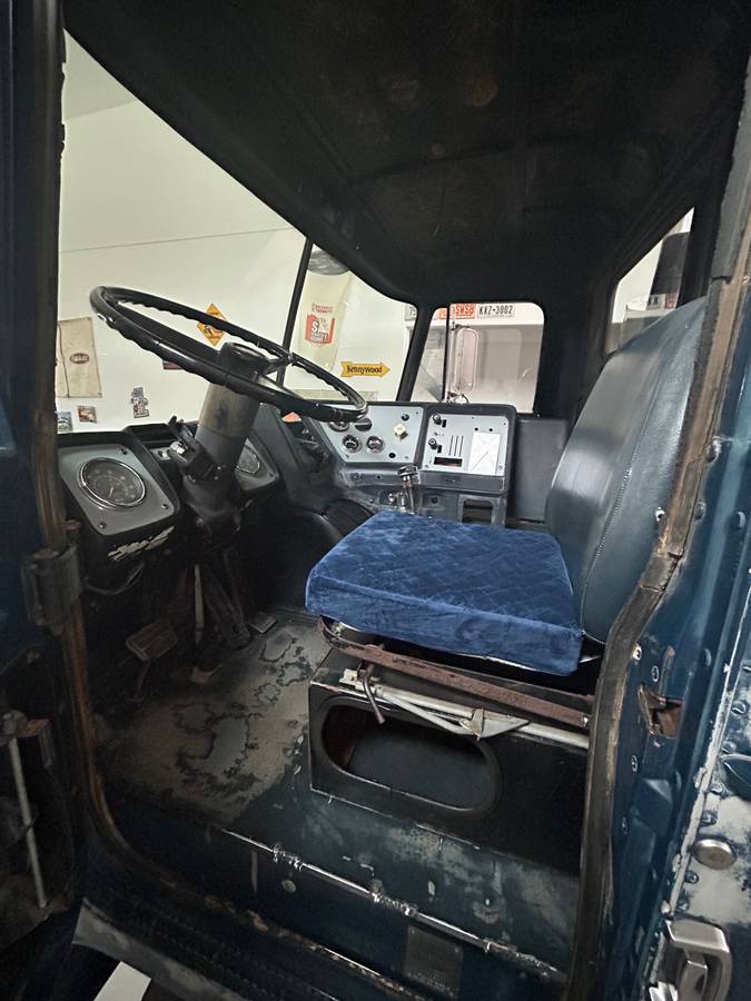 Gmc-astro-95-diesel-1979-blue-11