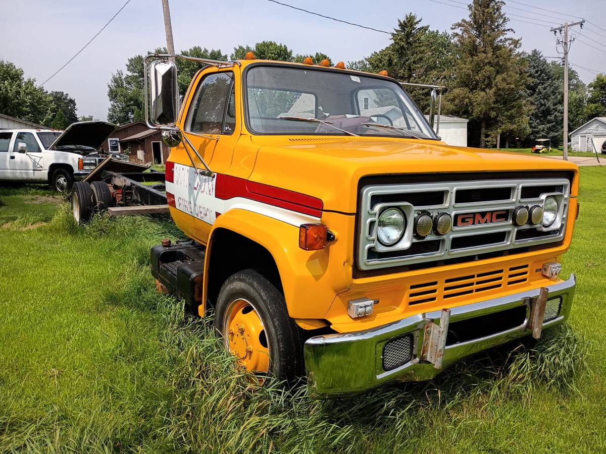 Gmc-cab-and-chasdis-1989-yellow-1