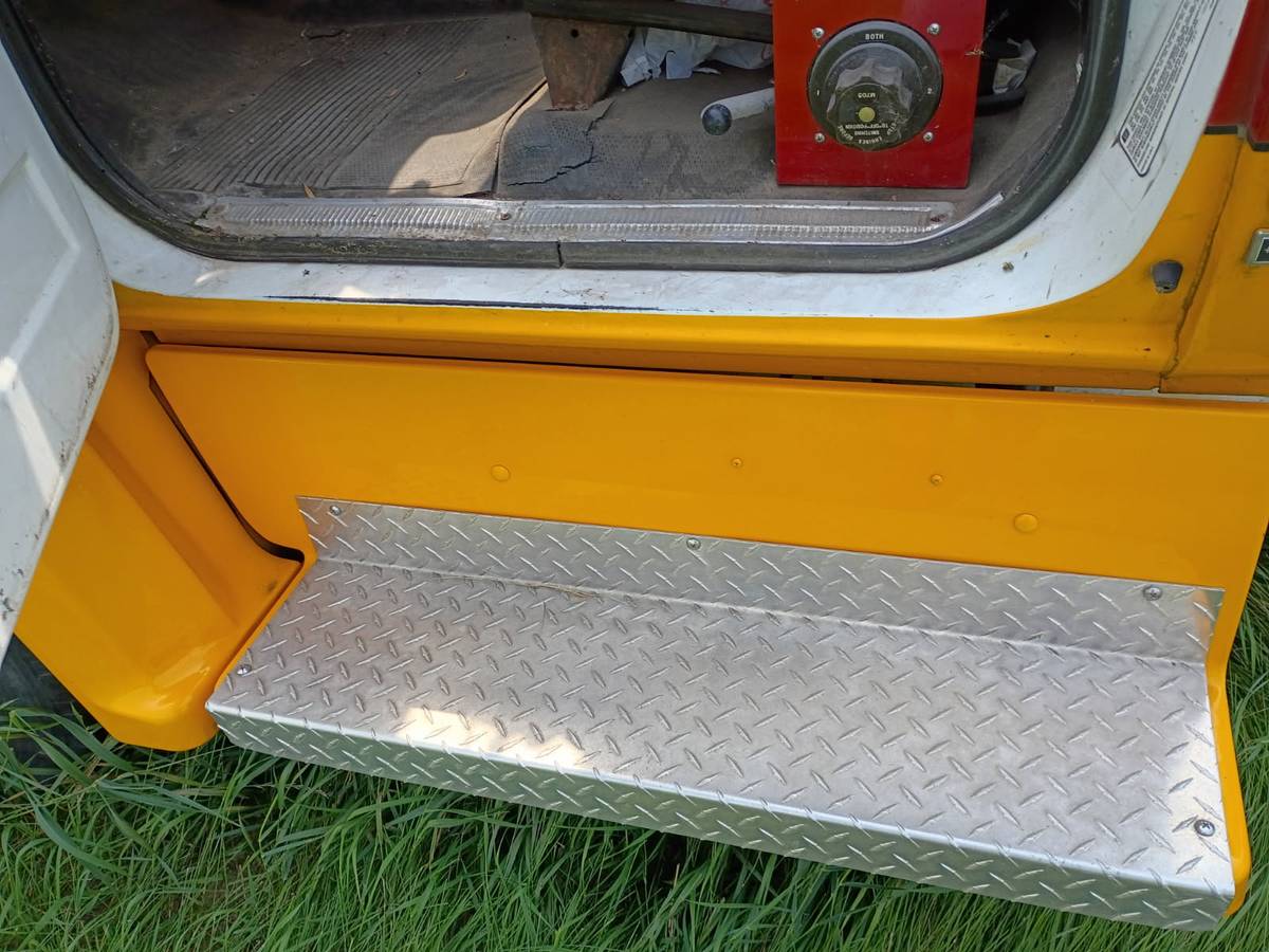 Gmc-cab-and-chasdis-1989-yellow-5