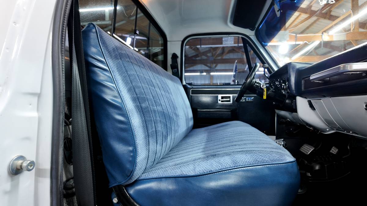 Gmc-ck-1500-1982-white-18