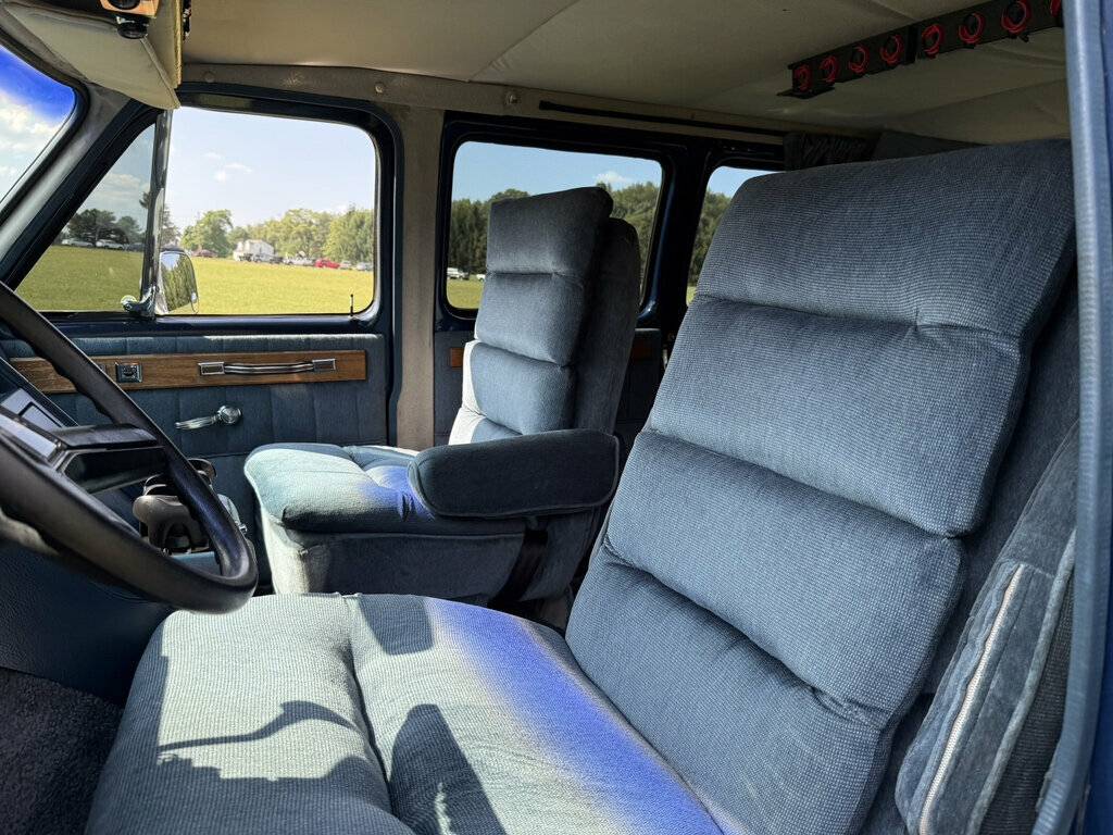 Gmc-rally-wagonvan-1987-blue-13