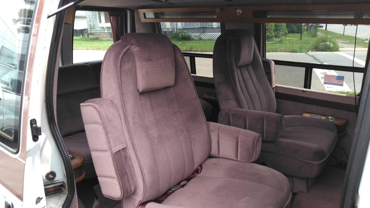 Gmc-safari-van-1991-white-10