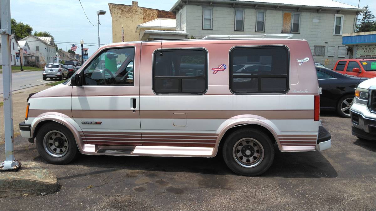 Gmc-safari-van-1991-white-3