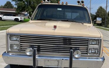 Gmc-sierra-c2500-classic-1985-red-1