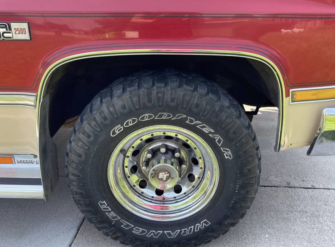 Gmc-sierra-c2500-classic-1985-red-7
