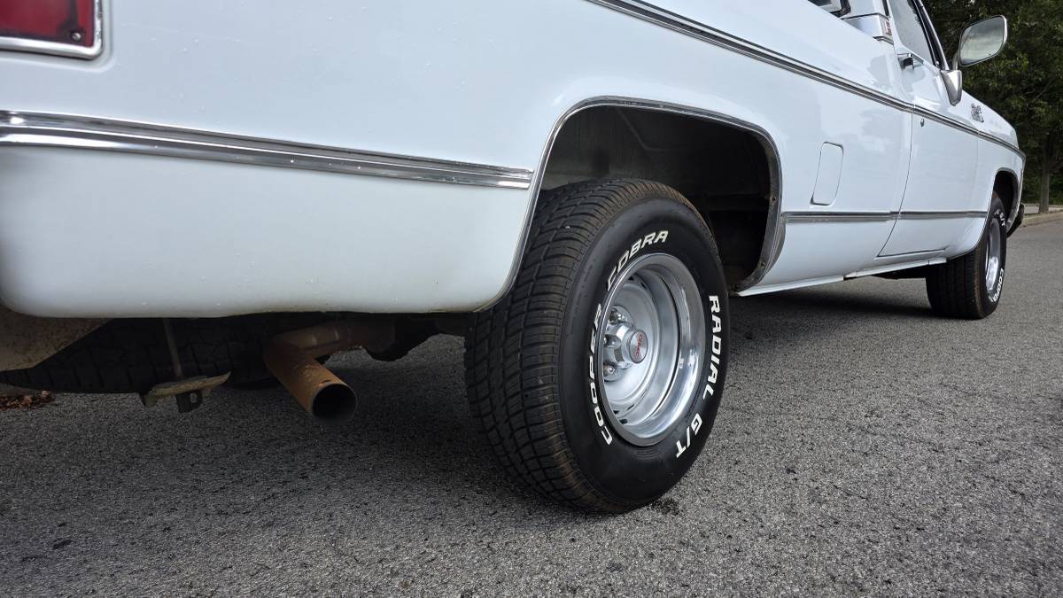 Gmc-sierra-classic-15-1980-white-2