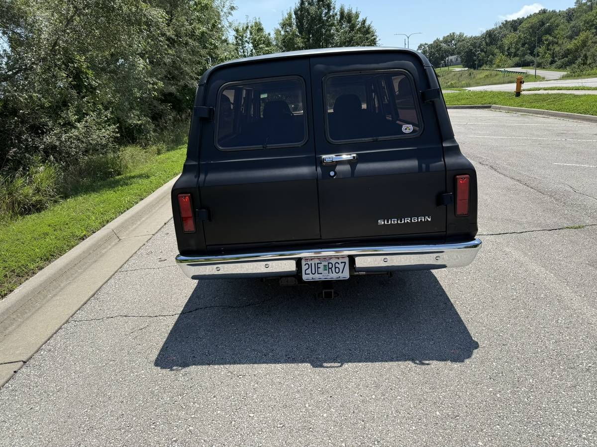 Gmc-suburban-1971-black-4