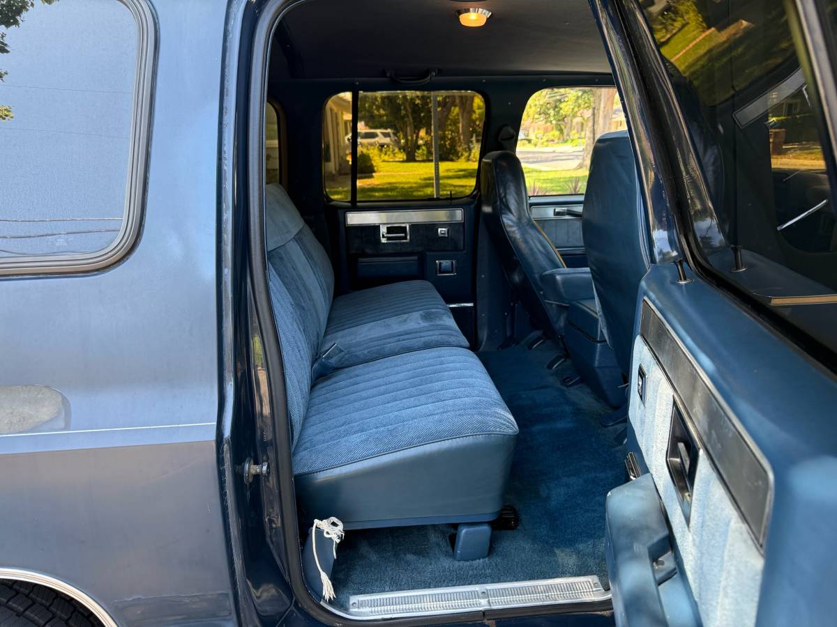 Gmc-suburban-1988-9