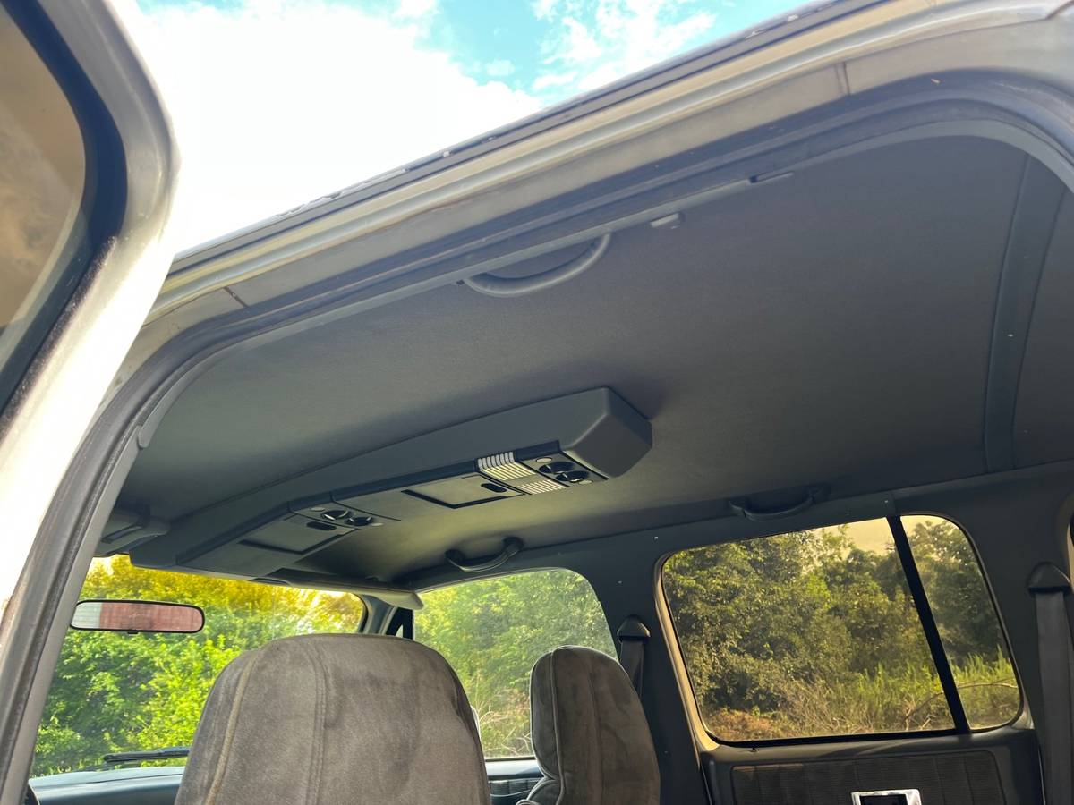 Gmc-suburban-1990-silver-4