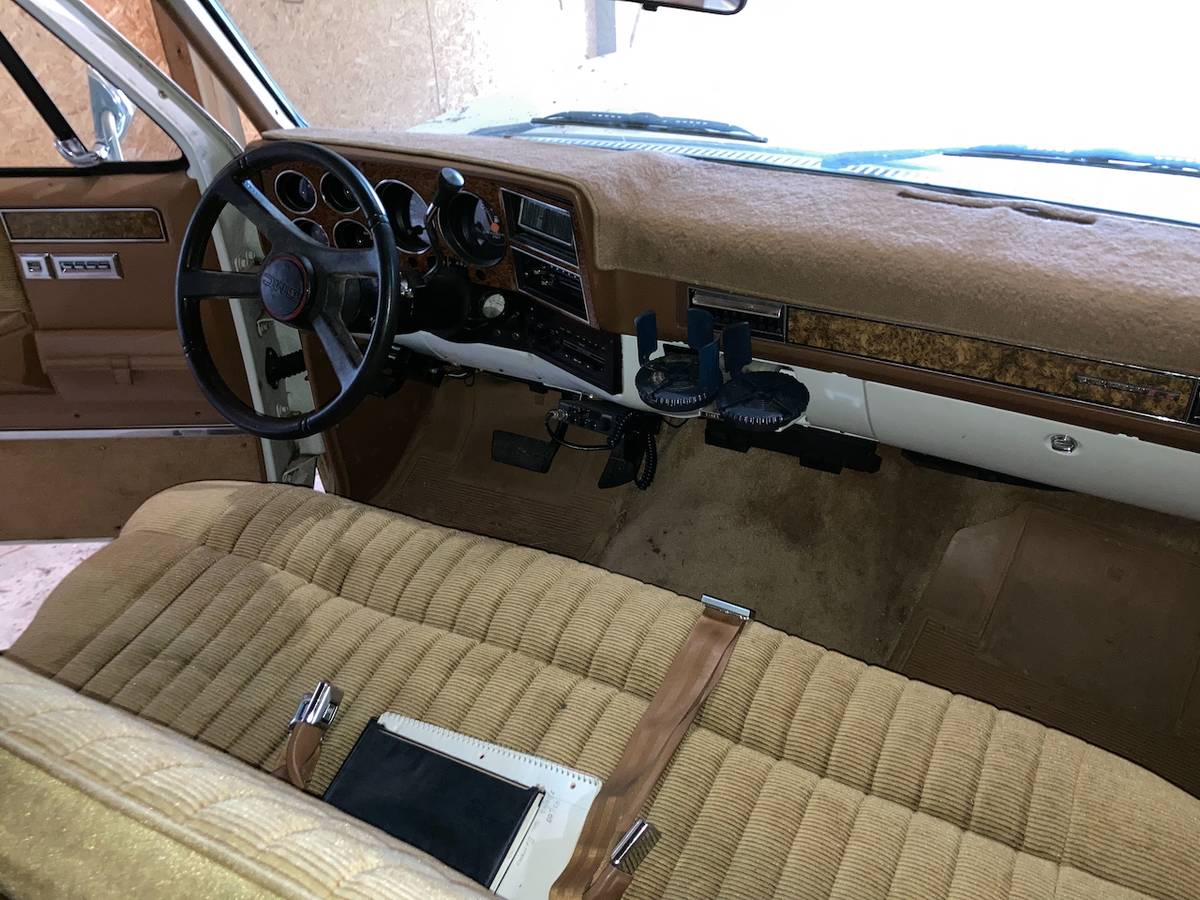 Gmc-suburban-2500-1989-white-7