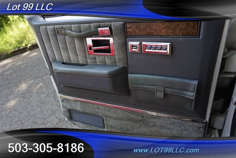 Gmc-suburban-v1500-4dr-v8-auto-1989-white-23