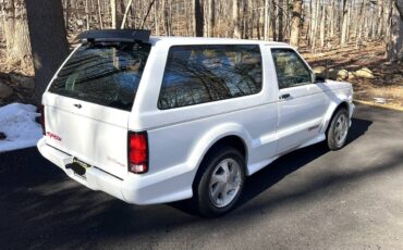 Gmc-typhoon-1993-white-1