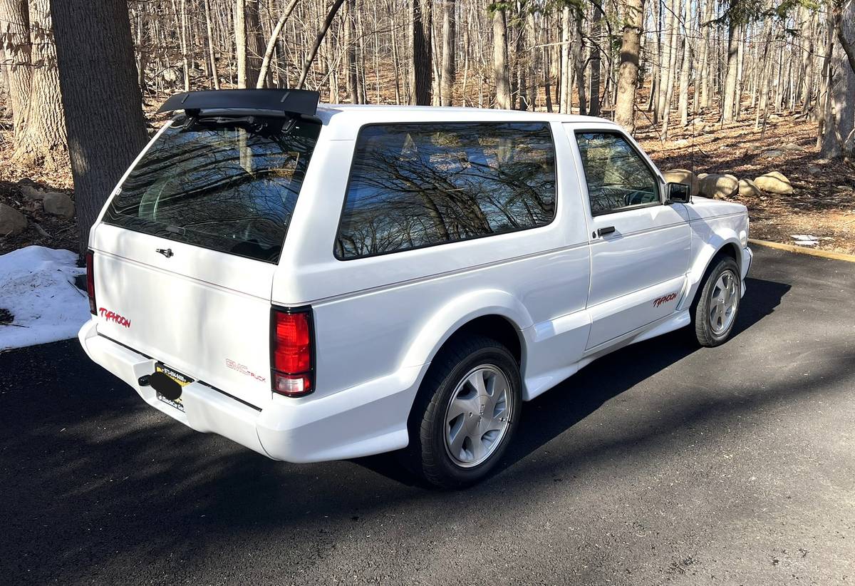 Gmc-typhoon-1993-white-1