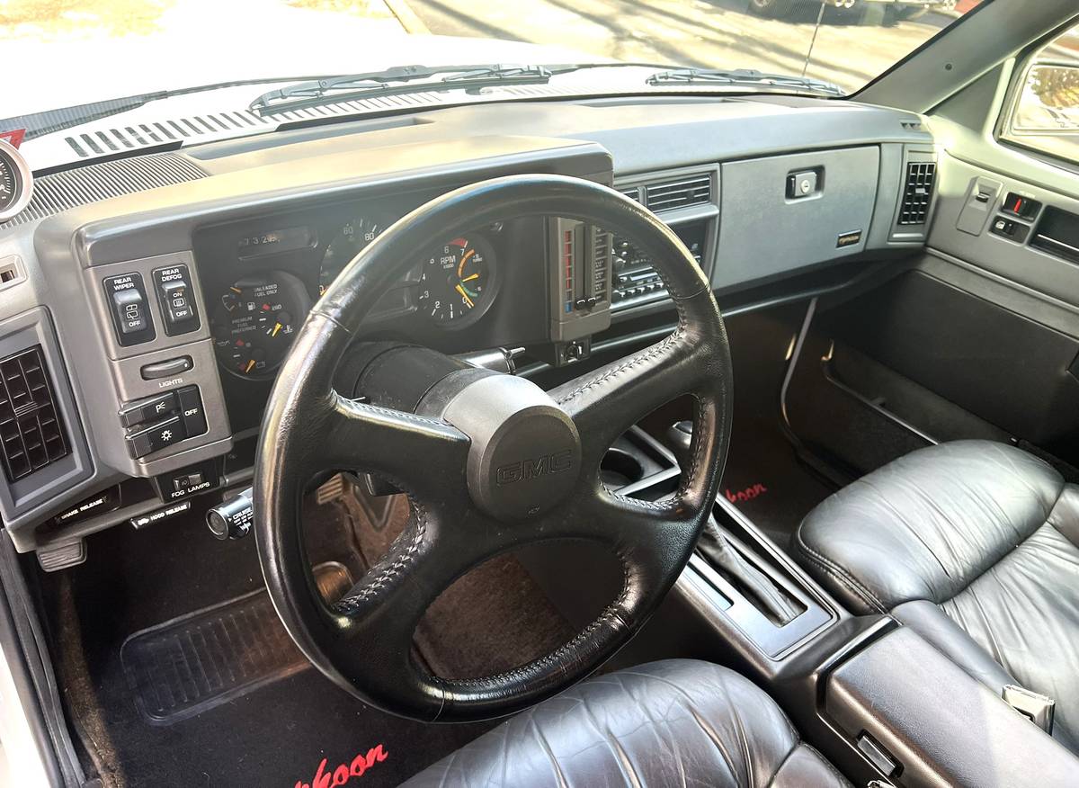 Gmc-typhoon-1993-white-10